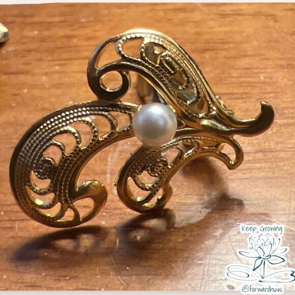 Vintage Gold Tone Clip On Earrings - Picture 1 of 8